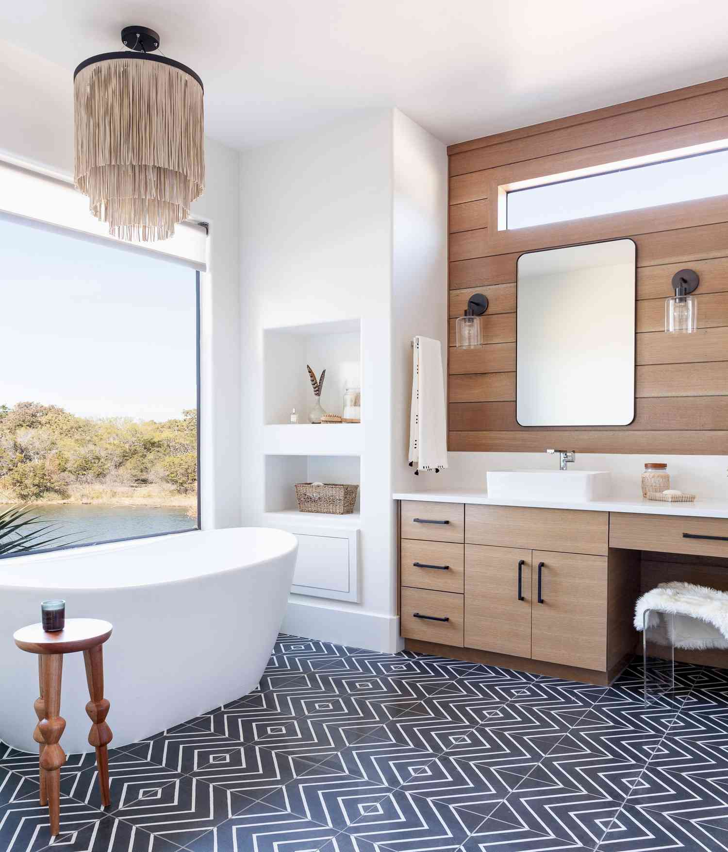 5 einfache Änderungen, die Ihr Bad stilvoller machen, so Designer 10 Erin Williamson Design Accessorized Badezimmer.