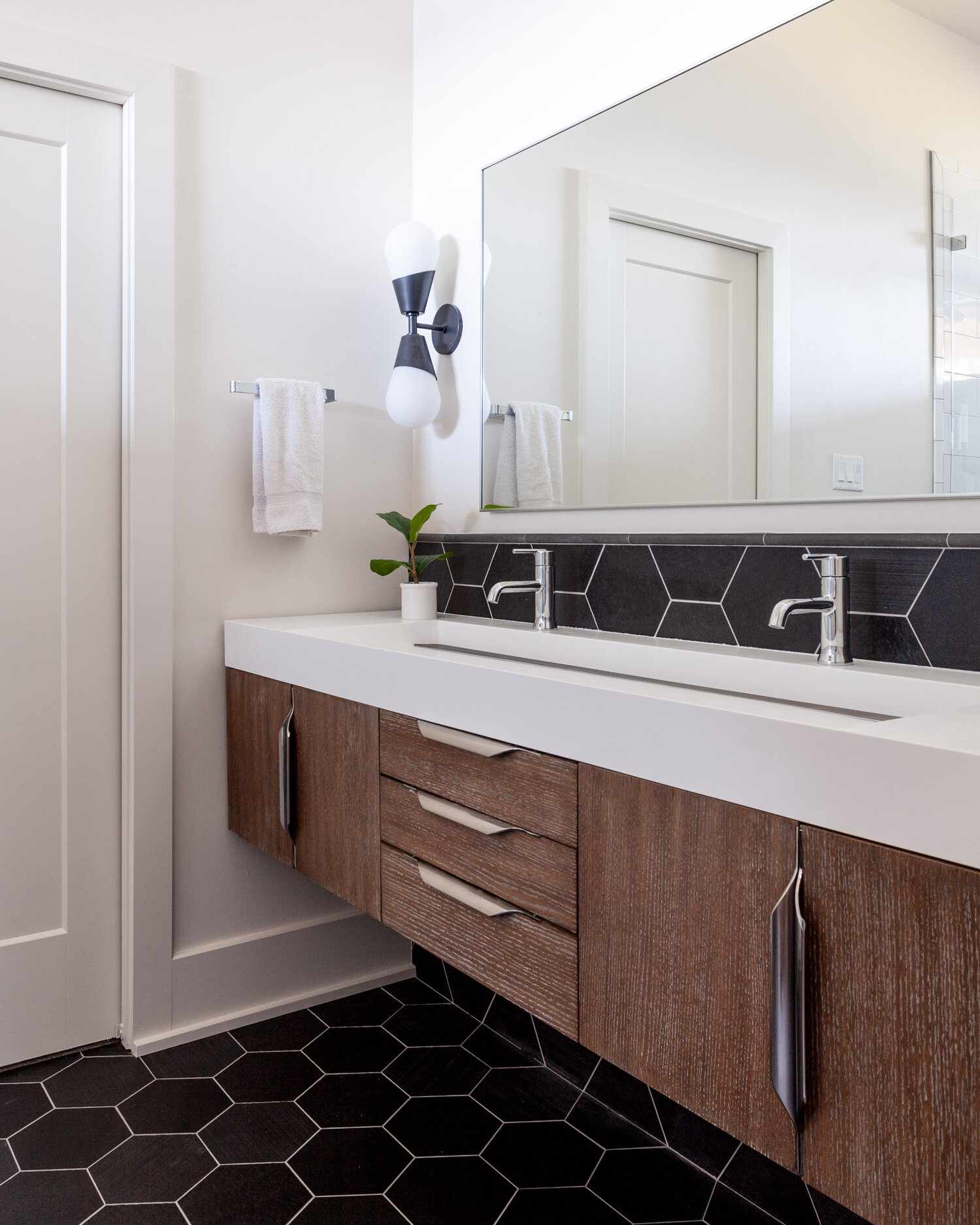 5 einfache Änderungen, die Ihr Bad stilvoller machen, so Designer 6 Erin Williamson Design Badezimmer mit doppelter Waschbecken und einzigartiger Hardware.