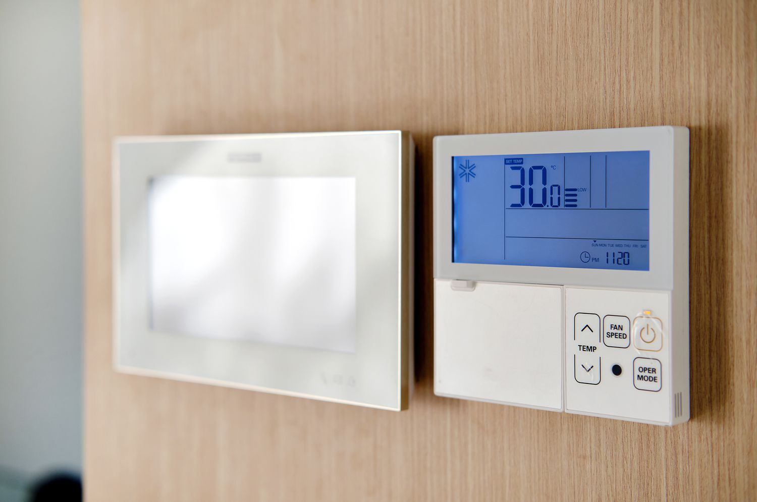 Jedes Haus hat diese 6 Schandflecken - wie sie wie ein Designer verbergen, um sie zu verbergen 8 Thermostat an einer Holz -Finish -Wand montiert.