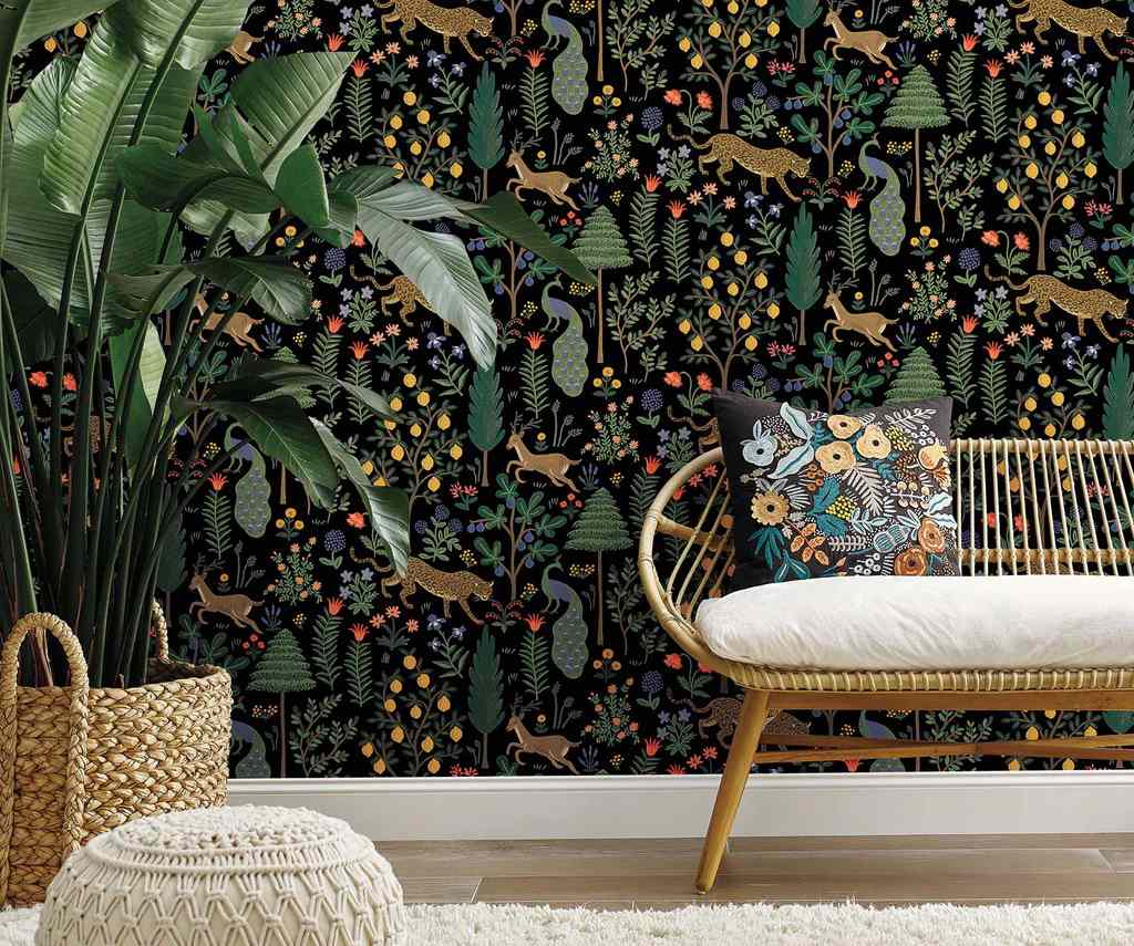 Rifle Paper Co. Menagerie Peel und Stick Tapete an der Wand des Wohnzimmers