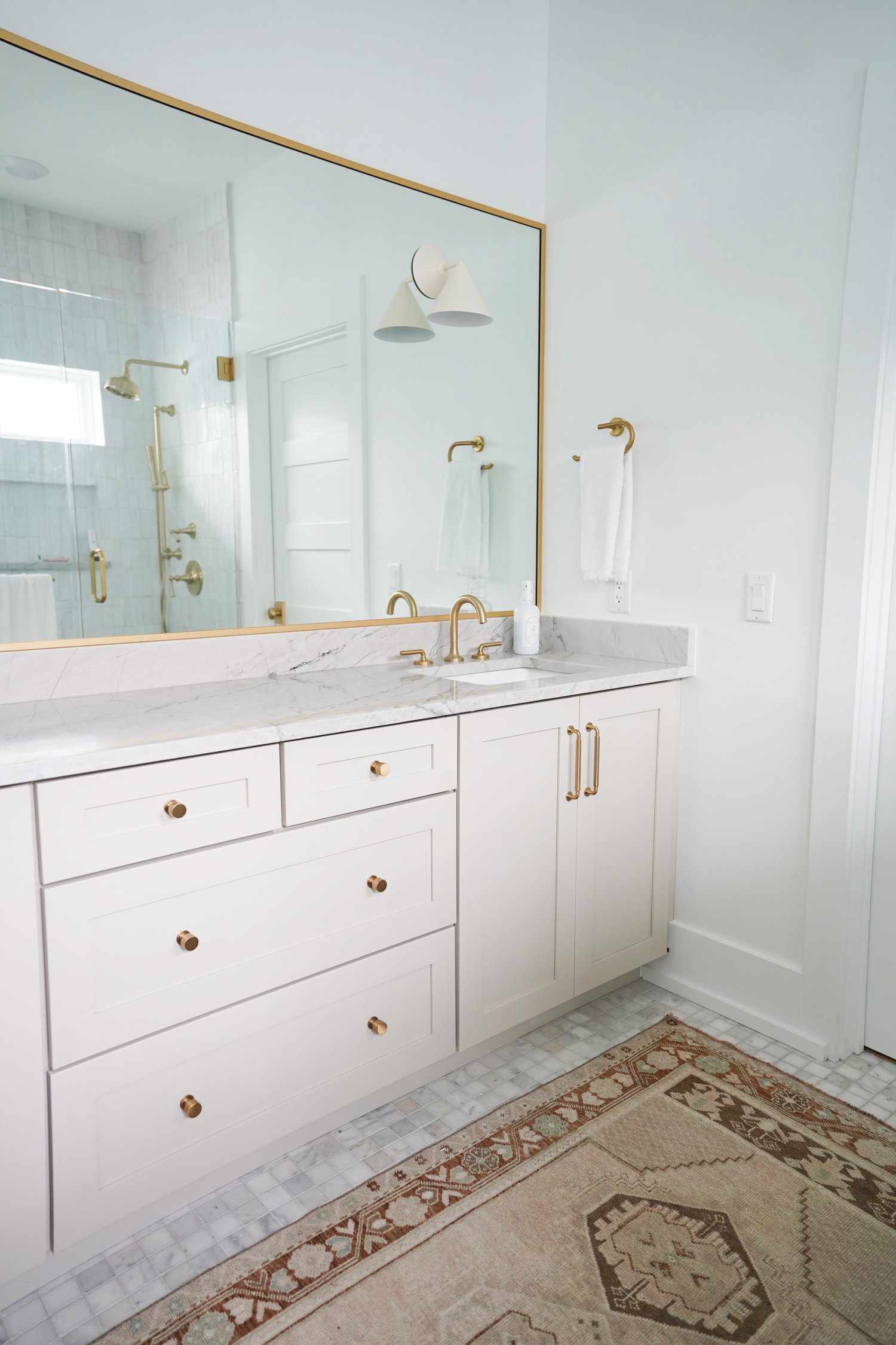 Ihr Badezimmer braucht einen Teppich, sagen Designer - wie man den Look bekommt (und es frisch hält) 4 Teppich mit niedriger Pile in einem Badezimmer