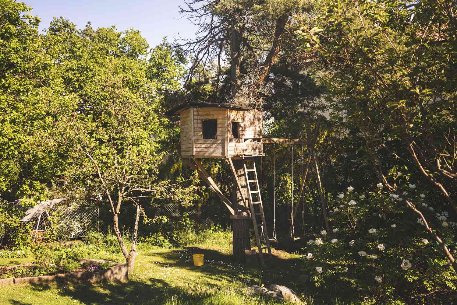 5 Landschaftsbaumerkmale, auf die Sie laut Landschaftsgestaltungen niemals sprudeln sollten 4 Baumhaus im Hinterhof
