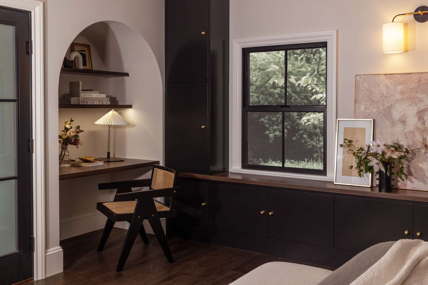 7 Keller -Makeover -Hacks, die Ihr Budget nicht sprengen - und Designer schwören auf sie 12 Keller mit Schreibtisch -Ecke