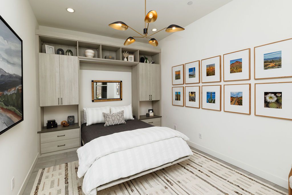 5 Designer-zugelassene Möglichkeiten, um Ihren Keller mit einem Budget zu erhellen, das tatsächlich funktioniert 2 Spiegel über dem Bett im Keller Schlafzimmer