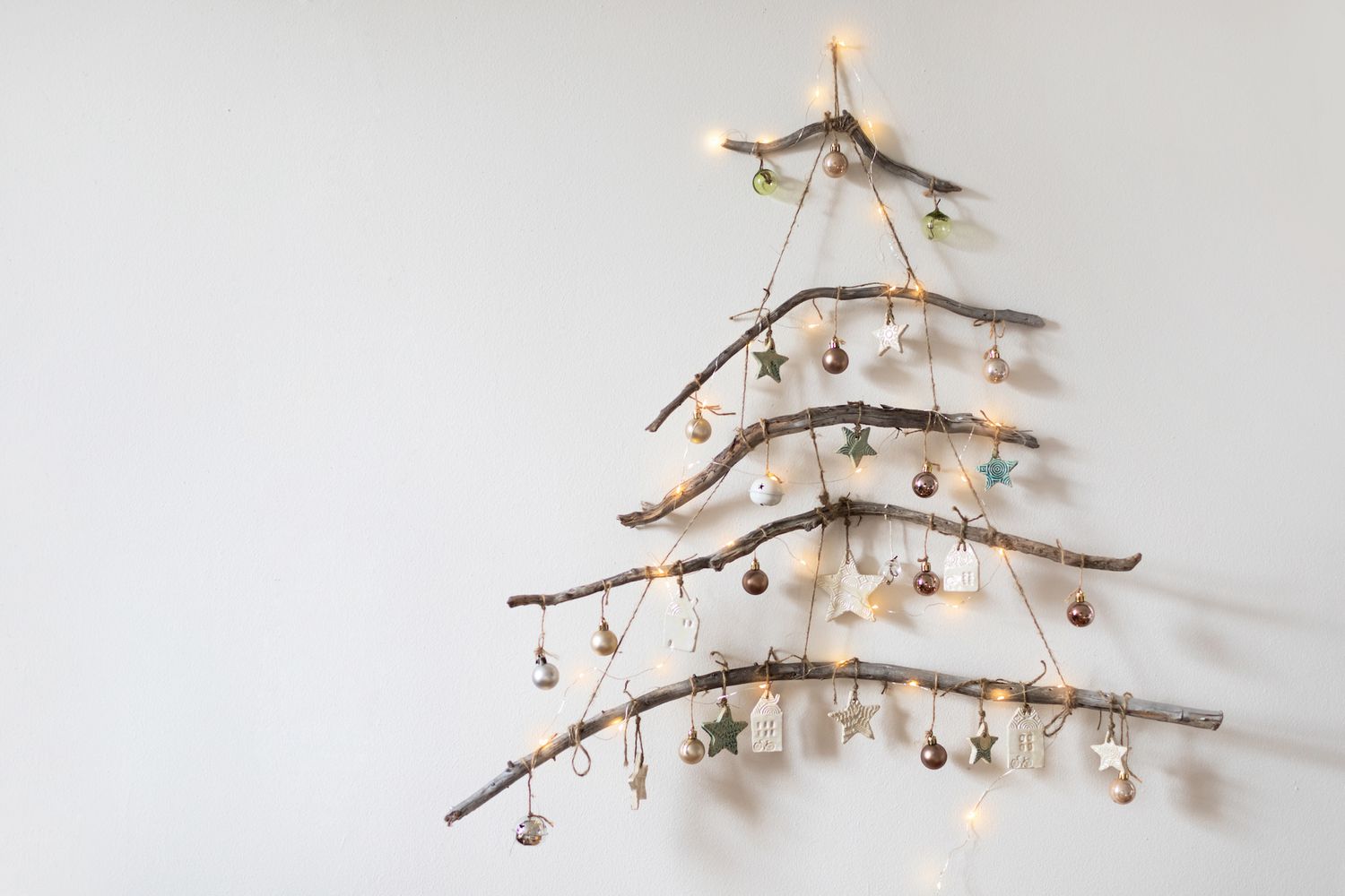 5 Essentielle minimalistische Urlaubsdekorationstipps Designer schwören auf 2 hausgemachte hölzerne Weihnachtsbaumdekoration