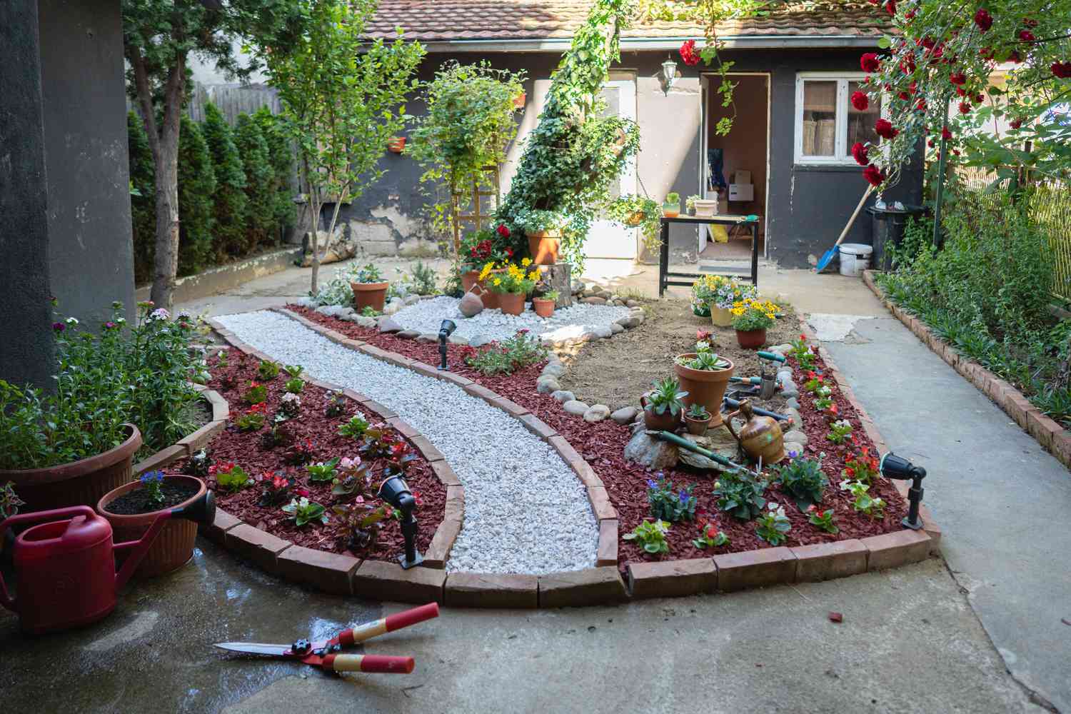 5 Hinterhoffunktionen, die laut Designern so veraltet sind 2 roter Mulch im Hinterhof