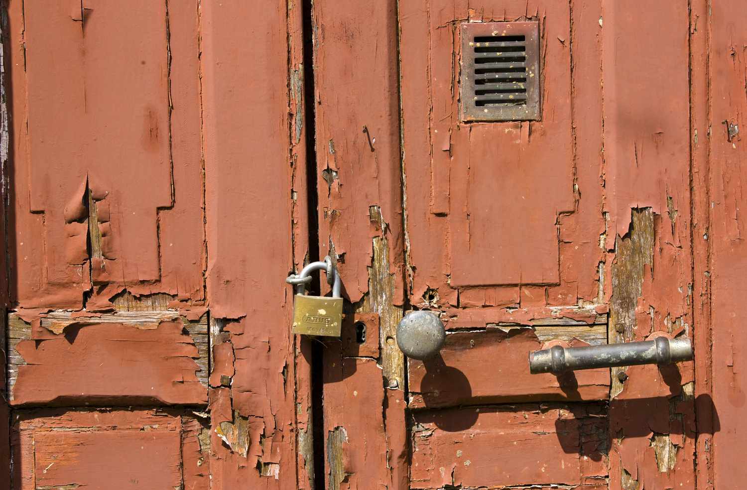 Abgebrochen, geknackt und Farbe an einer roten Tür schäst