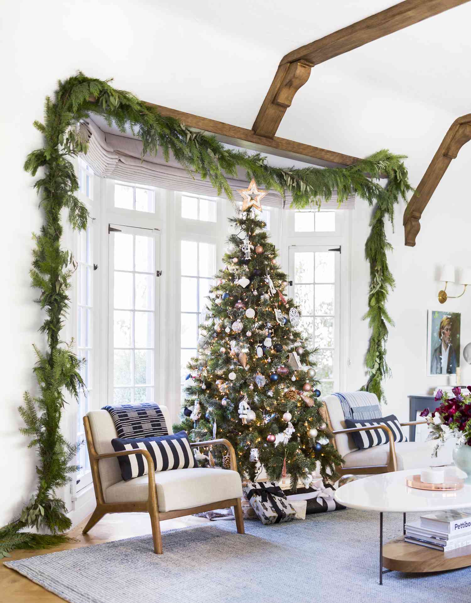 5 Smart Wege, um Ihren künstlichen Weihnachtsbaum nach Ansicht von Designern real aussehen zu lassen 2 Echte Weihnachtsgirlande