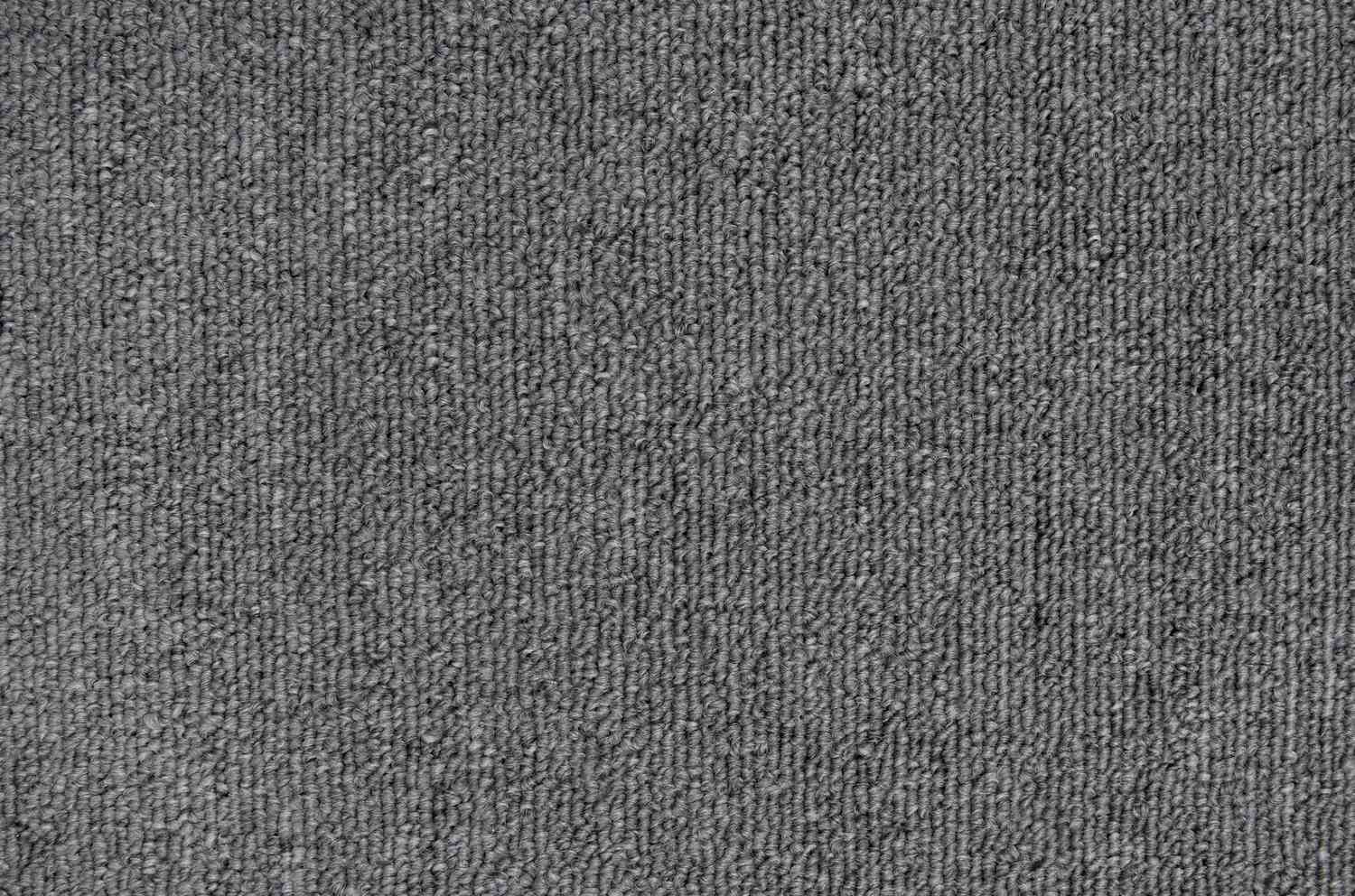 5 Teppichfarben, die laut einem Innenarchitekt so veraltet sind 2 Nahaufnahme des grauen Büros Teppich