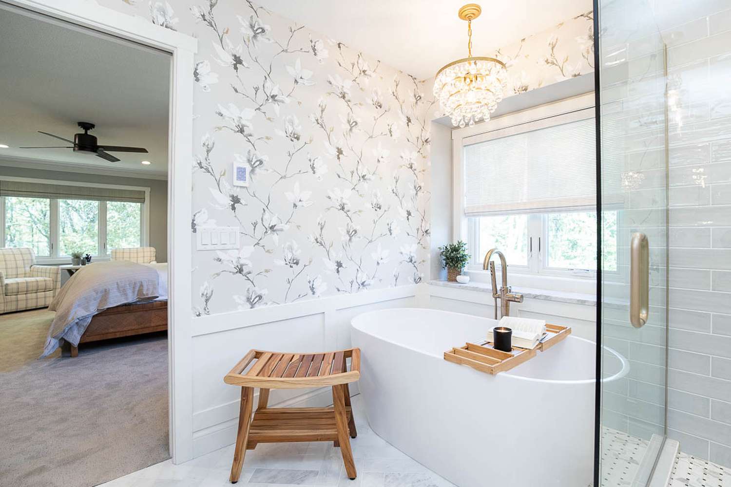 5 einfache Änderungen, die Ihr Bad stilvoller machen, so Designer 2 Amy Leferink im Inneneindruck Badezimmer mit freistehender Wanne, Tapeten, Anhänger und Wainscoting.
