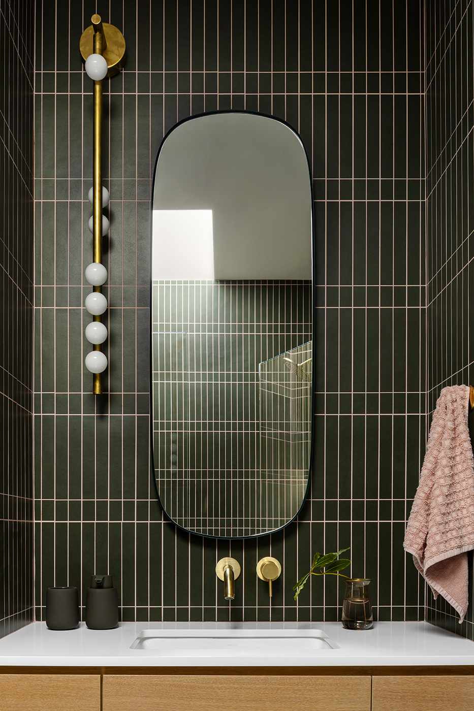 Regan Baker Terrasse Piedmont Powder Room mit dunkelgrünen Fliesen und kontrastierenden staubigen rosa Fugenmörteln.