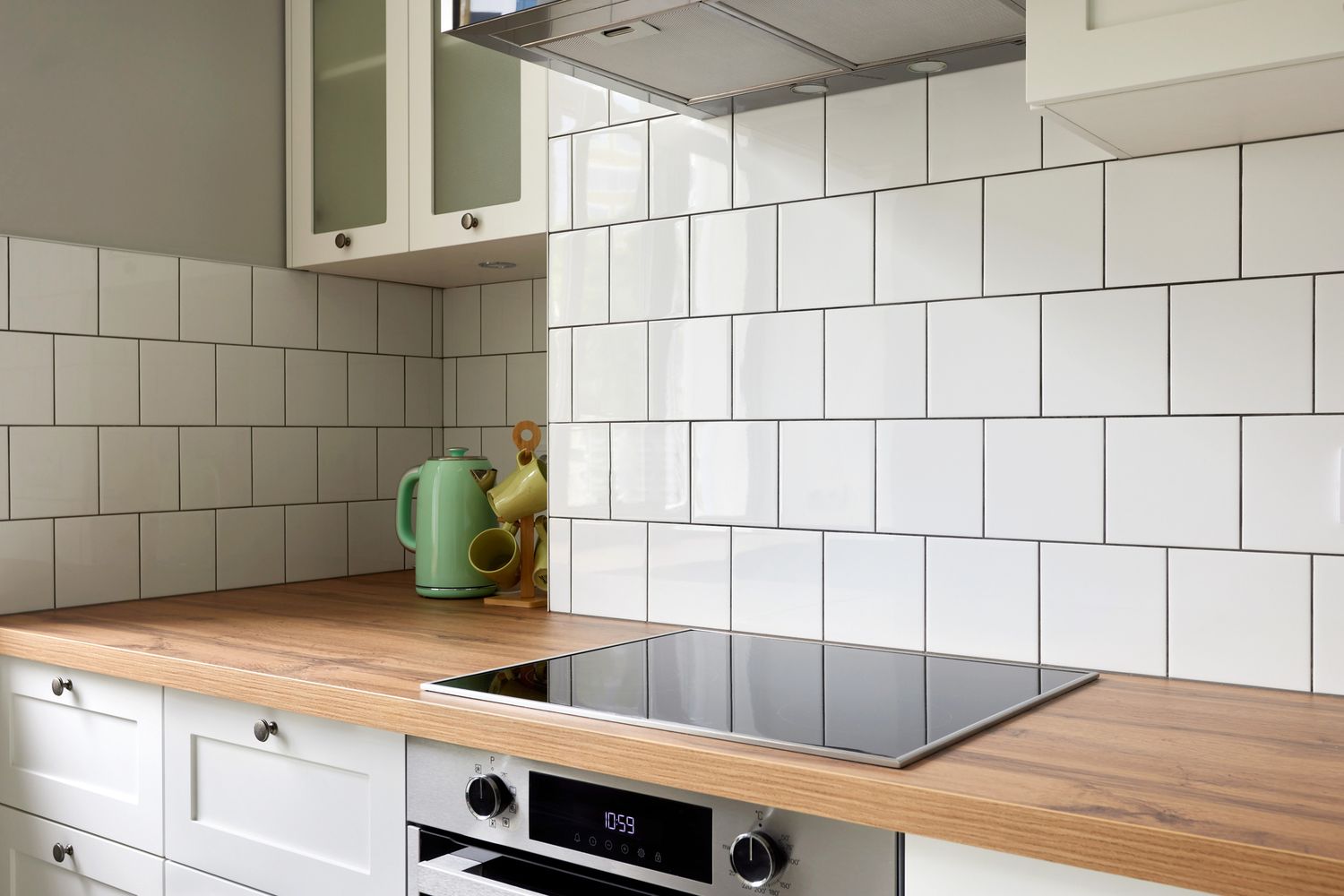6 Küchenbacksplash -Farben, die nicht mehr in Stil sind, sagen Designer 2 Küche mit quadratischer weißer Backsplash.