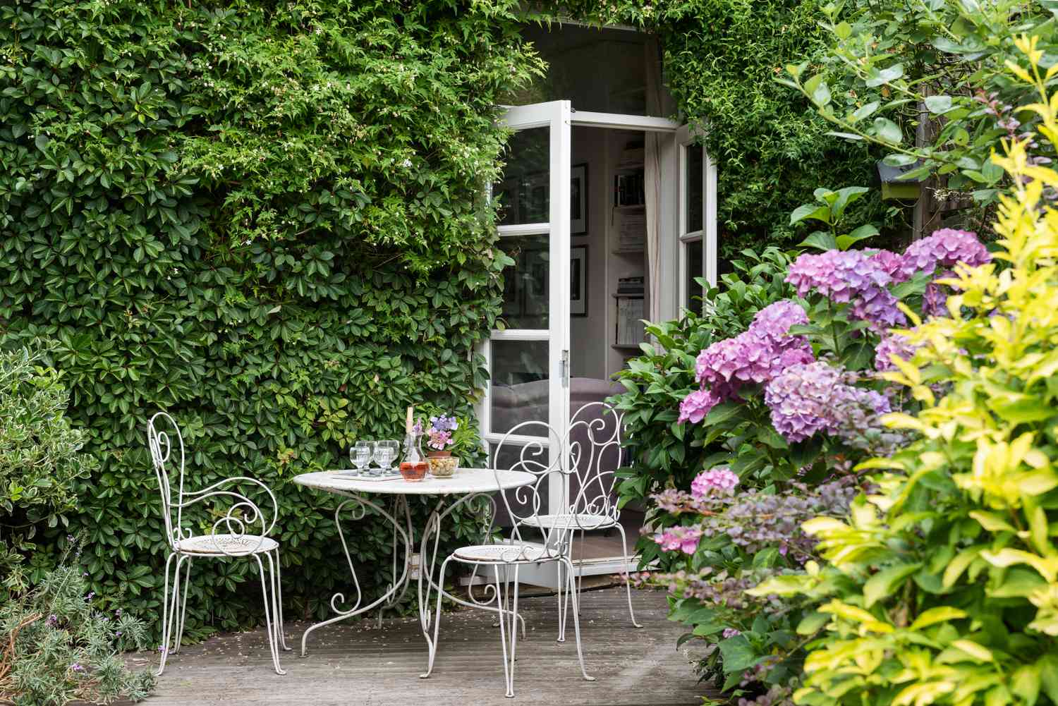 Terrasse und Stühle aus Weißmetall