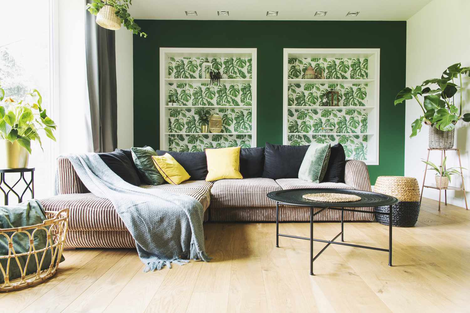 Modernes Wohnzimmer mit gemütlichen Sitzgelegenheiten