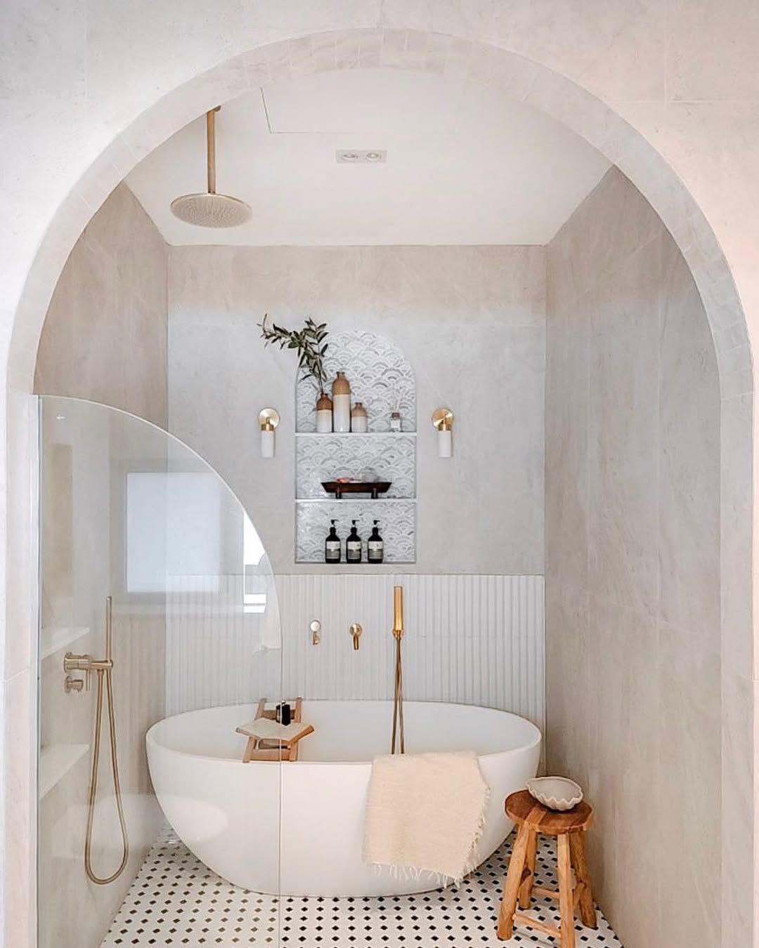 Designer geben die eine Funktion auf, die Ihr Badezimmer sofort teuer macht 14 Bemühungen mit Halbmondglas und Fliesen