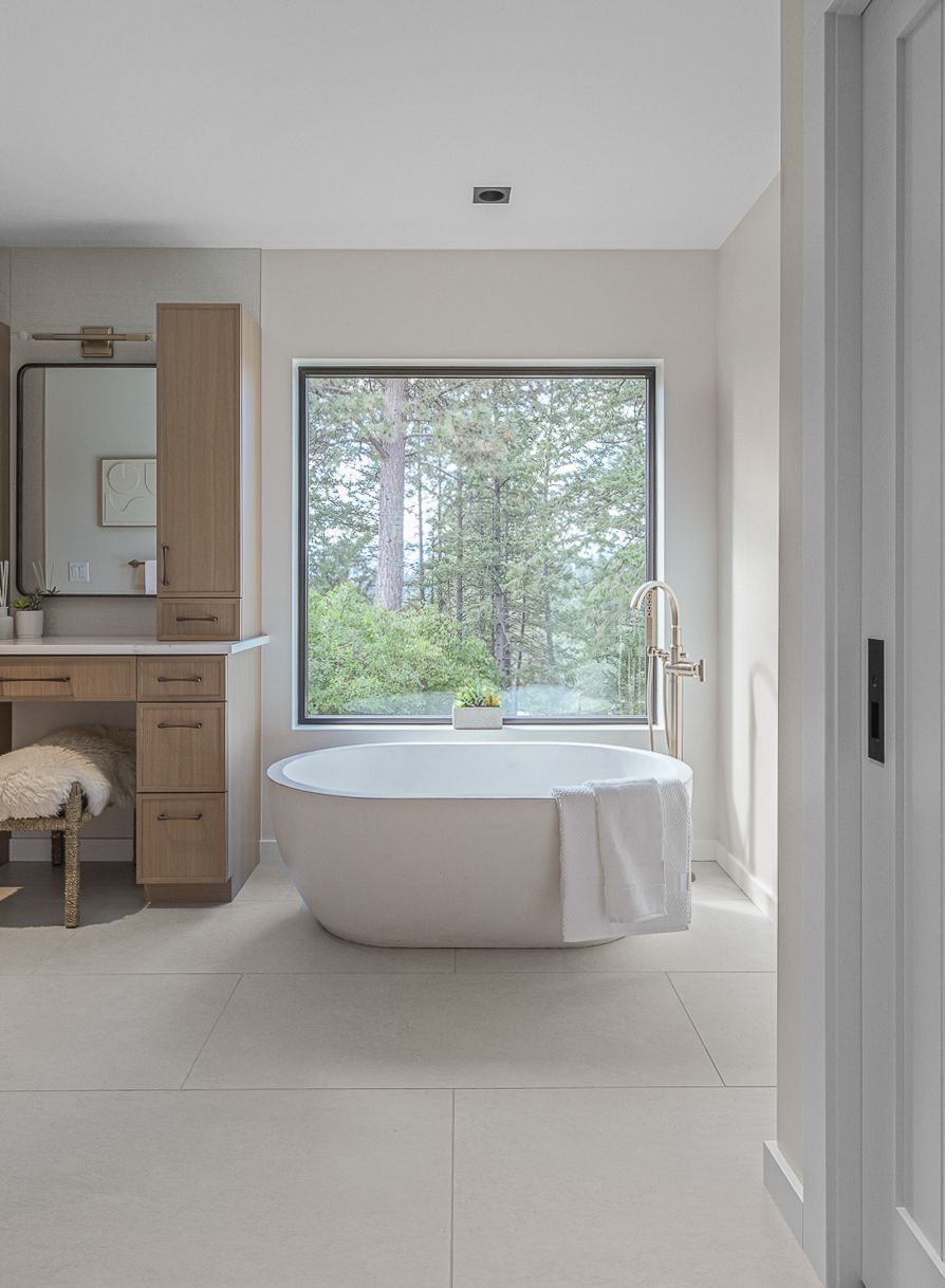 Designer geben die eine Funktion auf, die Ihr Badezimmer sofort teuer macht 2 Weiße Statement Wanne in einer Ecke eines Badezimmers