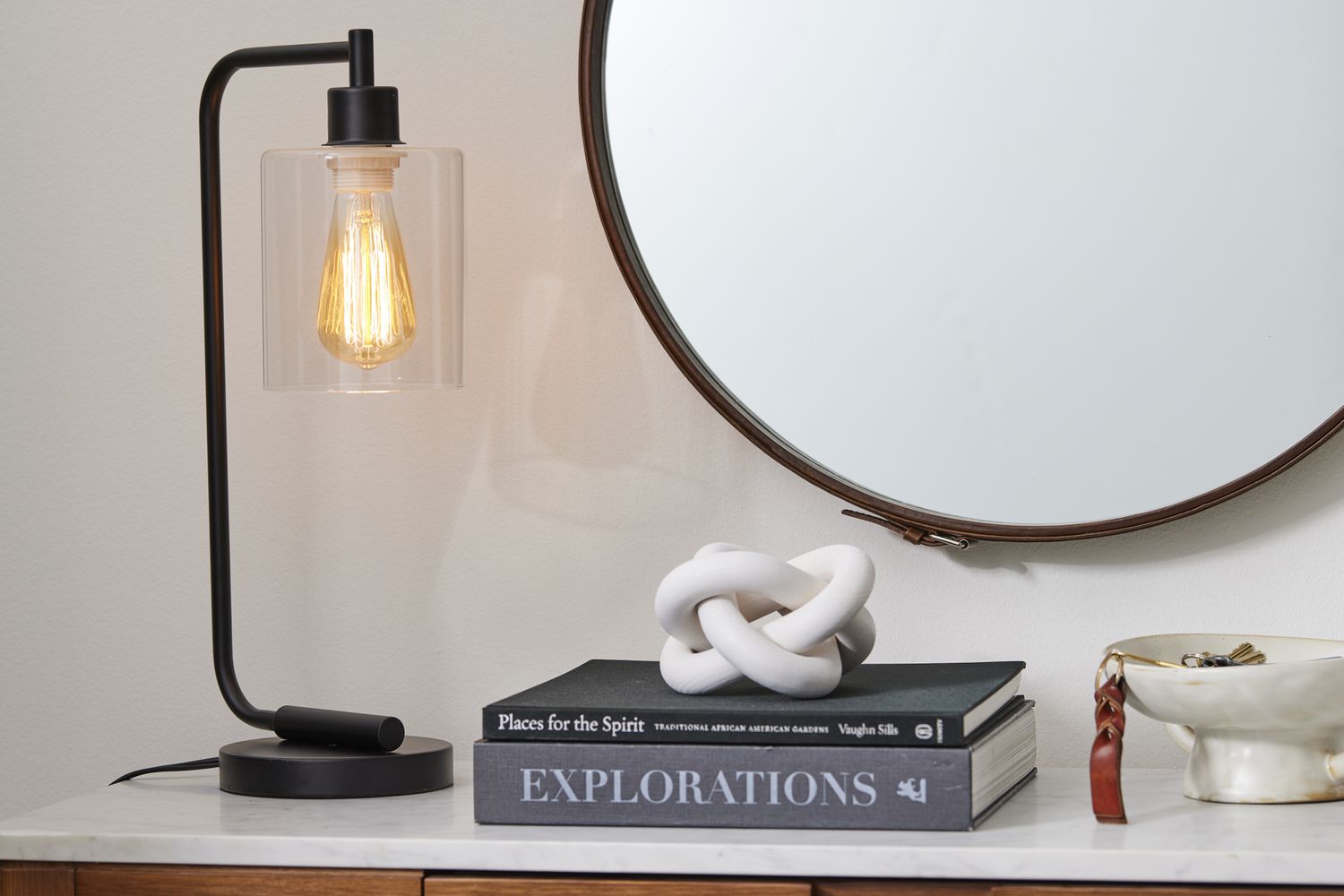 Dunkler Raum? Diese 5 Genie -Tipps helfen Ihnen dabei 4 Glaslampenschatten auf Tischlampe