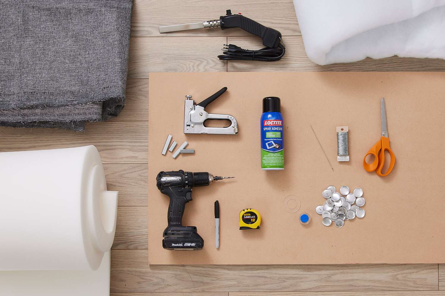 Es ist Zeit für ein neues Kopfteil - wie ein Stoffköpfchen, das teuer aussieht 2 Materialien für ein DIY -Tufted Kopfteil