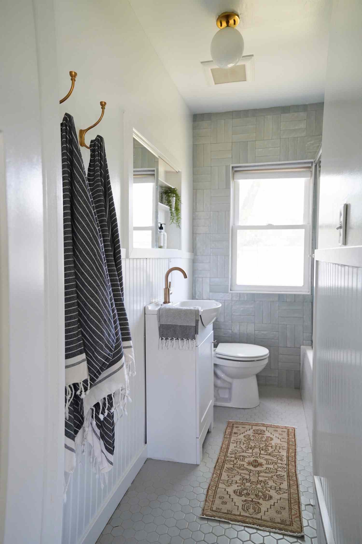 Ihr Badezimmer braucht einen Teppich, sagen Designer - wie man den Look bekommt (und es frisch hält) 2 kleiner Teppich in einem Badezimmer