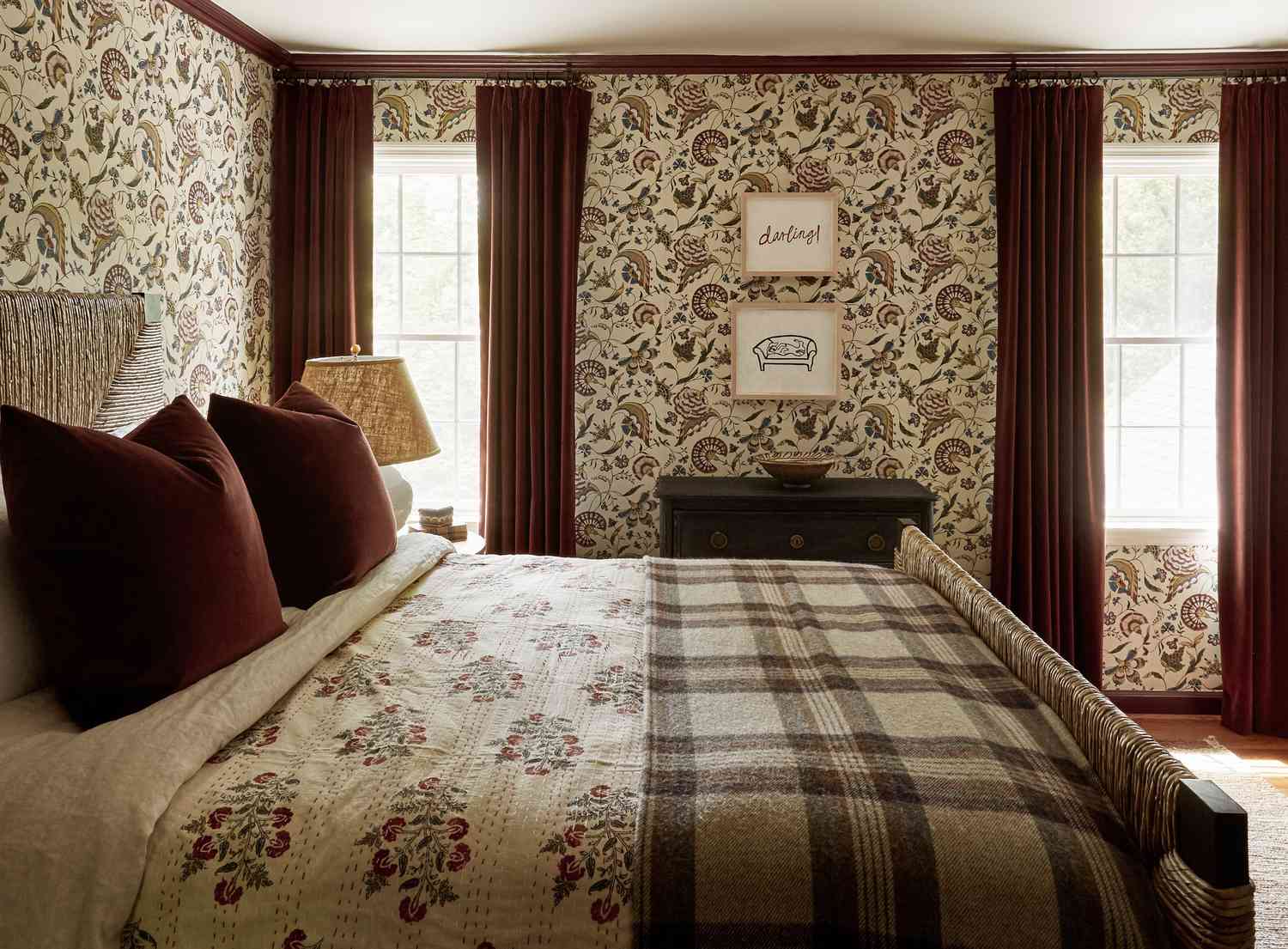 Kontrastverkleidung ist die einfache, farbenfrohe Design -Trend -Designer möchten, dass Sie dieses Jahr ausprobieren sollen 2 Schlafzimmer mit Burgunderkontrastverkleidung
