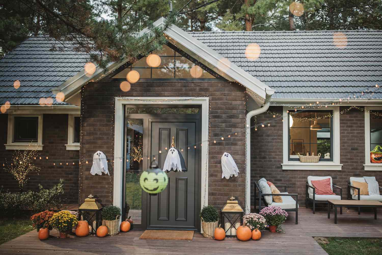 Halloween -Dekorationen auf einem Backsteinhaus.