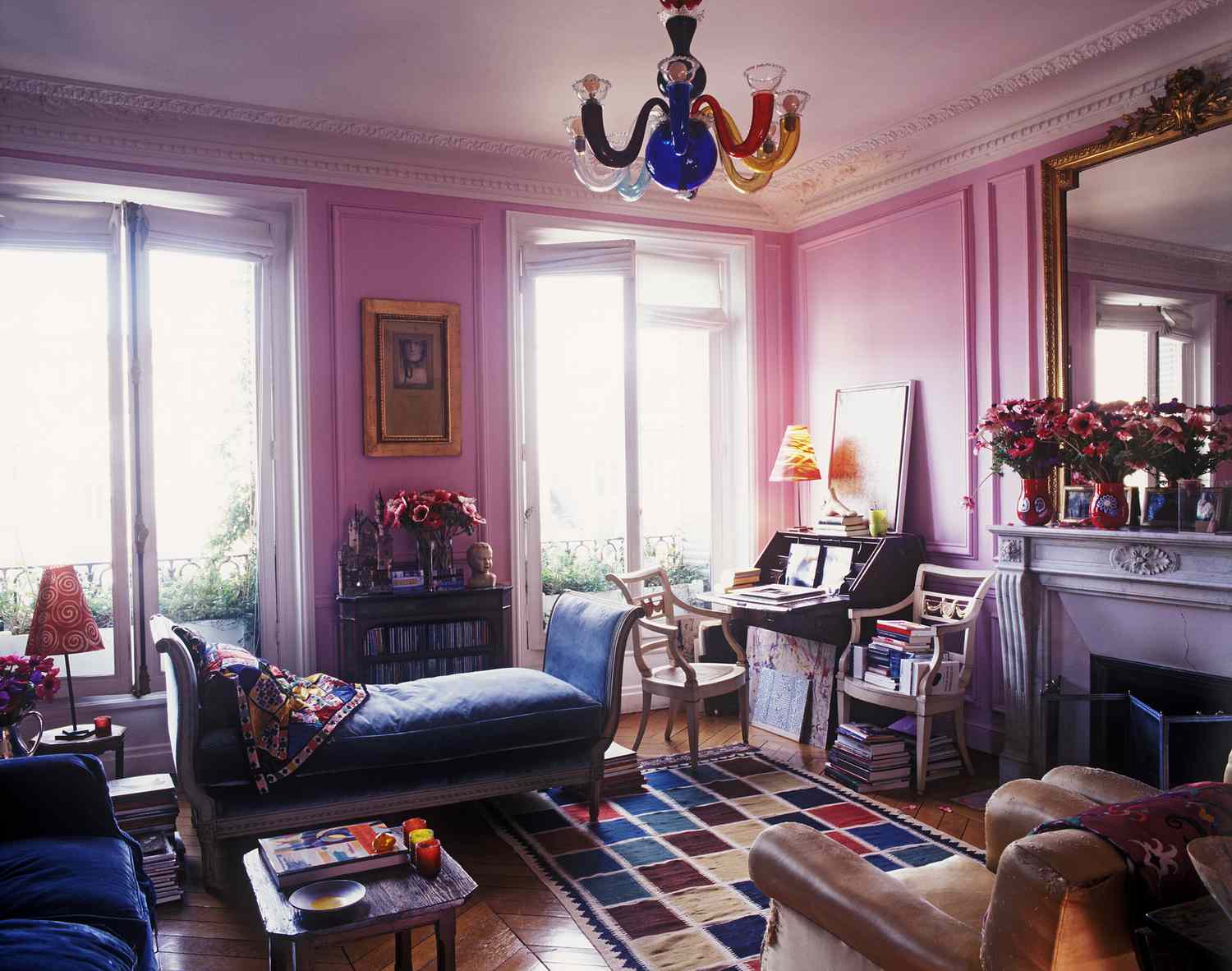 Maximalist oder überverpackt? 5 Zeichen, die Sie zu viel tun, so Designer 2 überverpennerter maximalistischer Raum