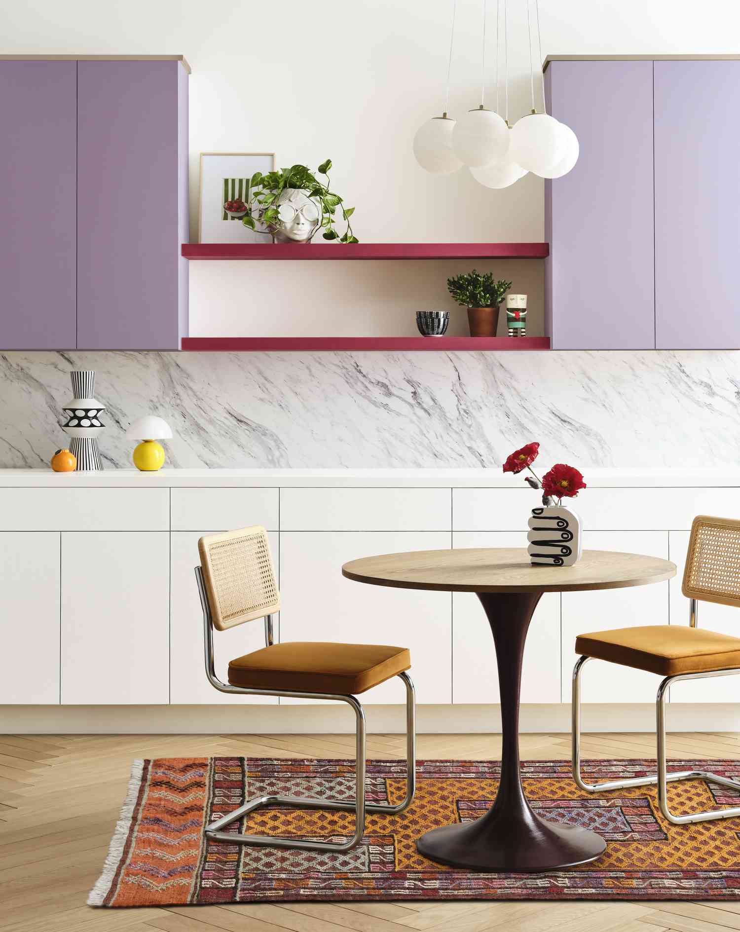 Sherwin-Williams hat gerade ihre am meisten unterschätzte Farbe des Jahres angekündigt-und es ist so hübsch 6 Küchenschränke mit strahlendem Flieder gemalt