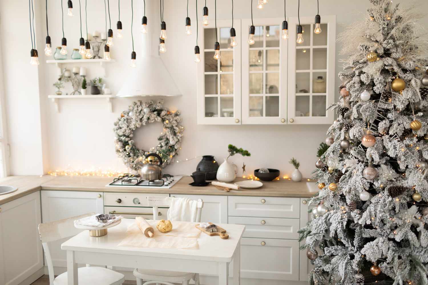 Was ist ein gefährter Weihnachtsbaum? Alles, was Sie über diesen Urlaubsgrund wissen sollten 2 Weihnachtsbäume
