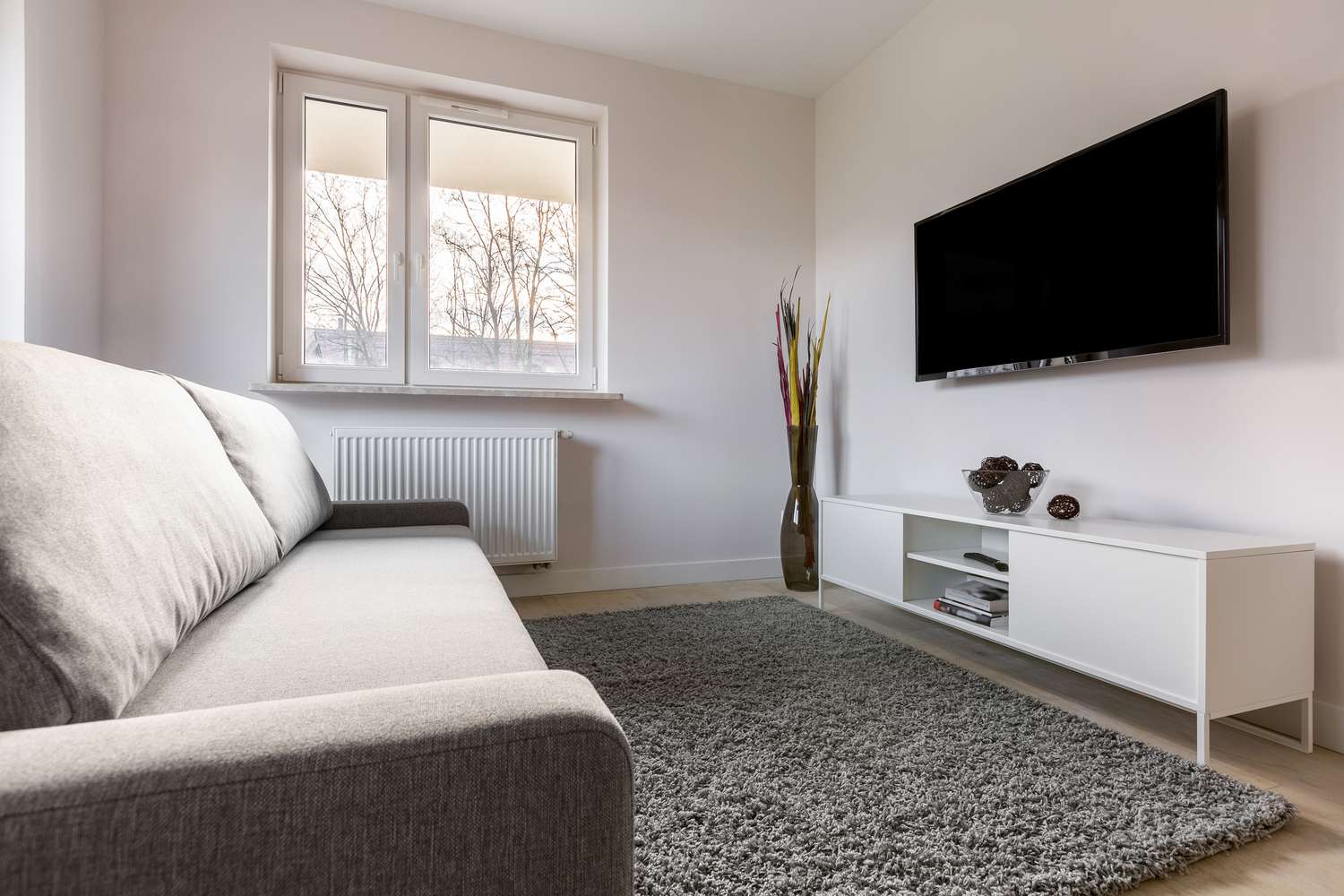 Klebrige Dekorfehler mit Fernseher