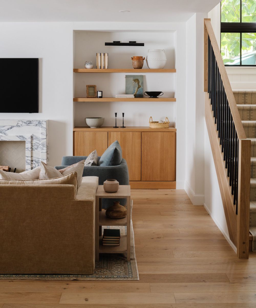 Wohnzimmer mit Holzdekoration