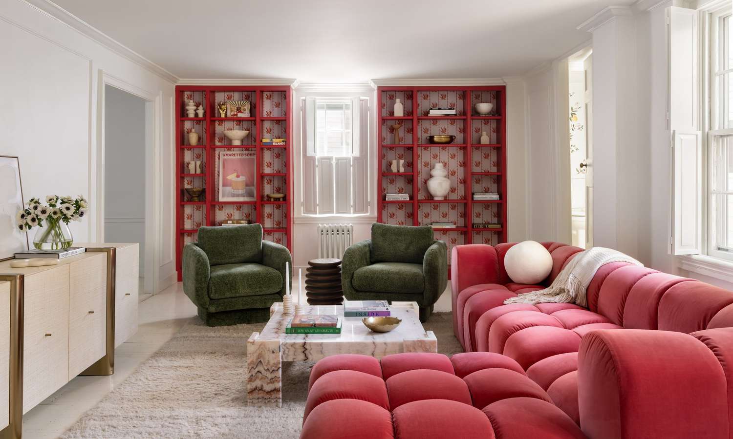 Der heißeste Dekor -Trend von 2025 ist die Tapete der 70er Jahre, so Designer - wie man den Look bekommt 12 Tapeten -Bücherregal im Wohnzimmer