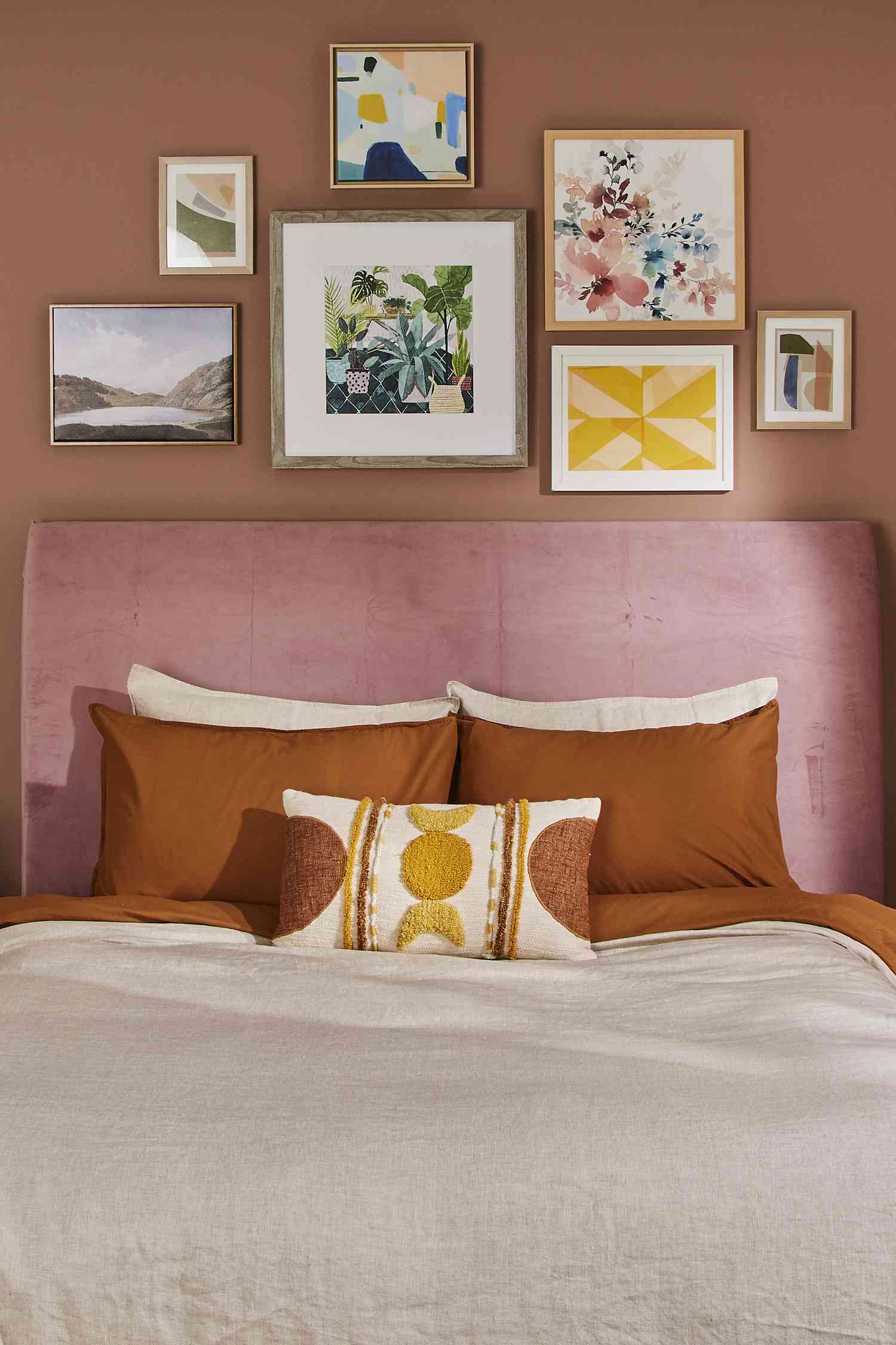 Der heißeste Dekor -Trend von 2025 ist die Tapete der 70er Jahre, so Designer - wie man den Look bekommt 4 Galerie Wanddekoration über einem Bett hängt