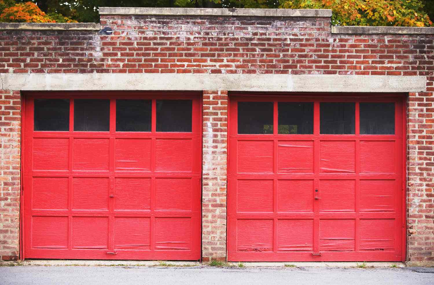 5 Farben Sie sollten Ihre Garagentor niemals gemalt, so Designer 4 Rote Garagentüren