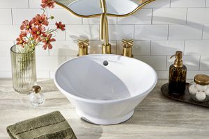 6 Möglichkeiten, wie Designer ihr Geld bei ihrer nächsten Umgestaltung des Heims sparen (und Sie sollten auch) 4 Laminatarbeitsplatte im Badezimmer