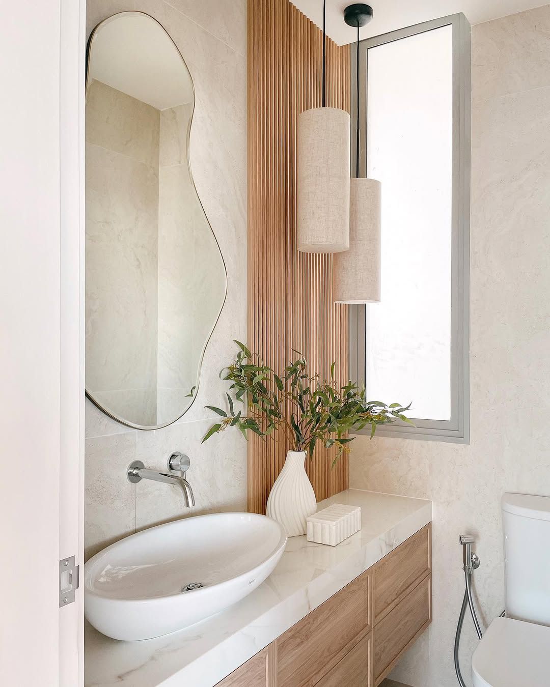 Lieben Sie Minimalismus? Designer sagen, dass diese 8 Trends dieses Jahr übernehmen werden 16 Minimalistisches Interieur mit natürlichen Materialien.