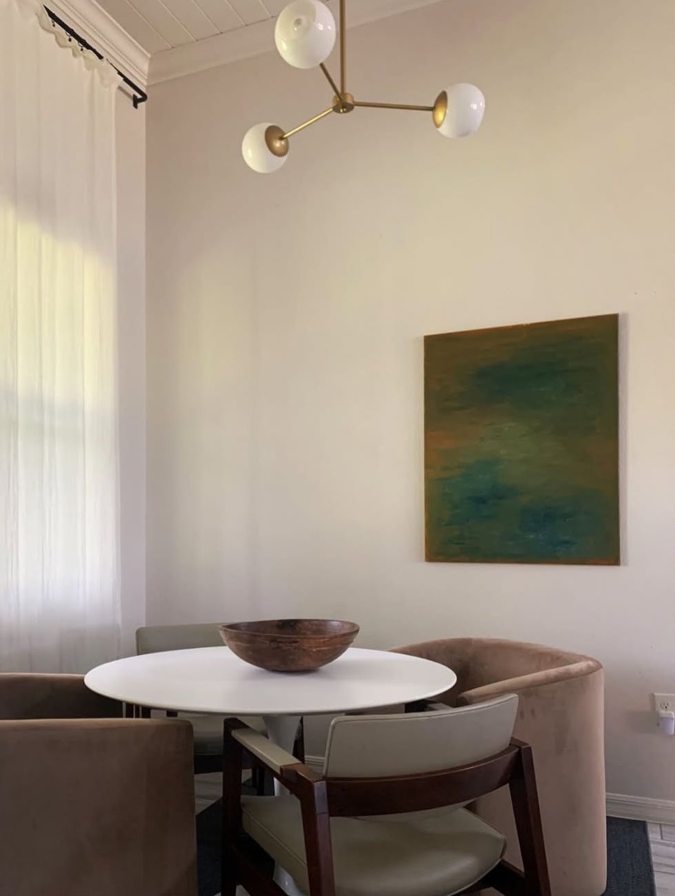 Lieben Sie Minimalismus? Designer sagen, dass diese 8 Trends dieses Jahr übernehmen werden 18 Minimalistisches Interieur mit Kunstwerken.