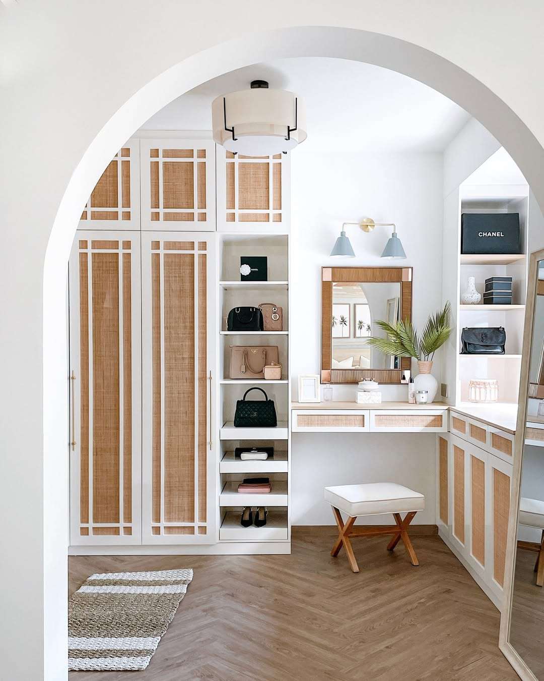 Lieben Sie Minimalismus? Designer sagen, dass diese 8 Trends dieses Jahr übernehmen werden 12 Interieur mit verstecktem Speicher.