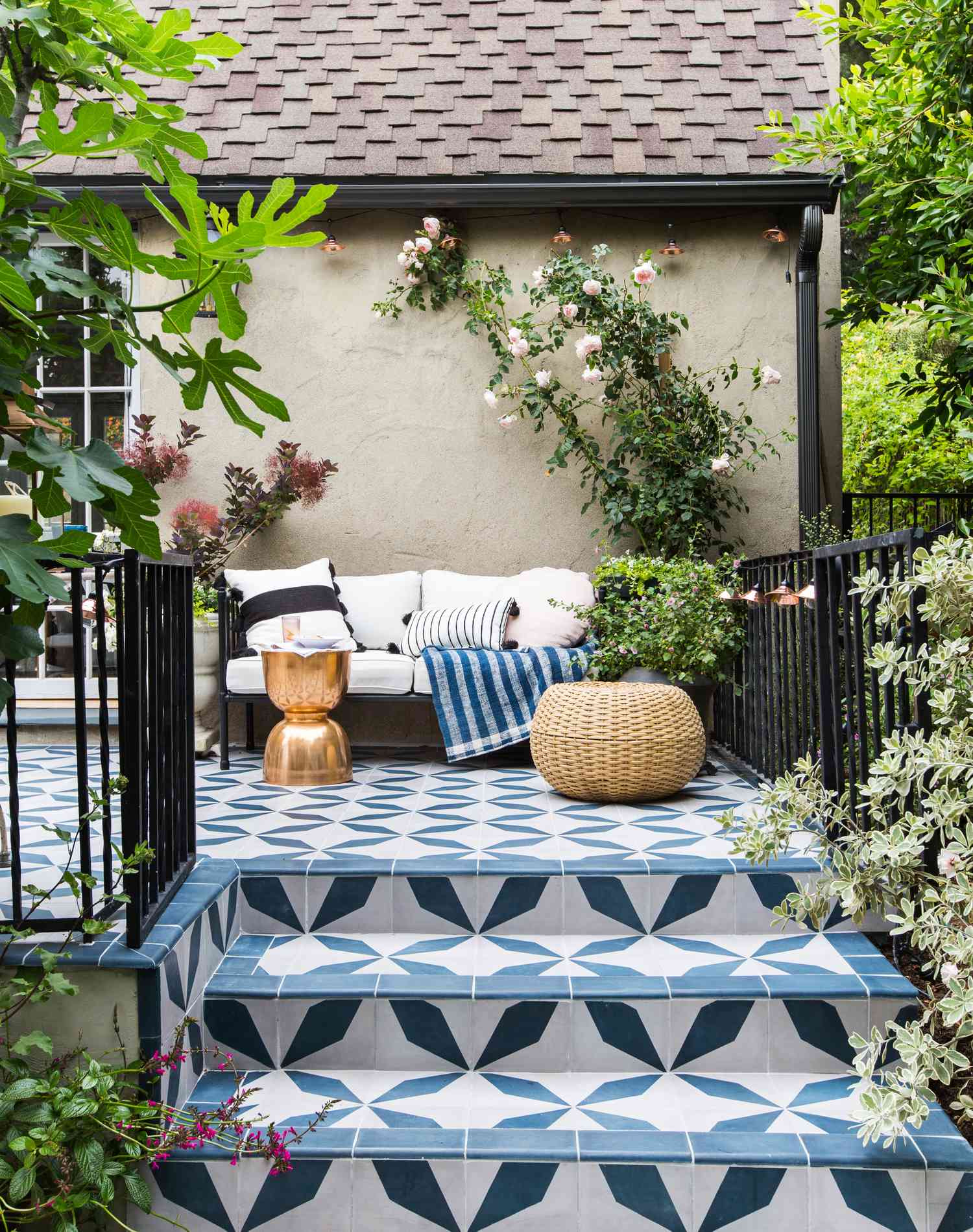 Terrassensitzbereich mit gemusterten Fliesenböden und 