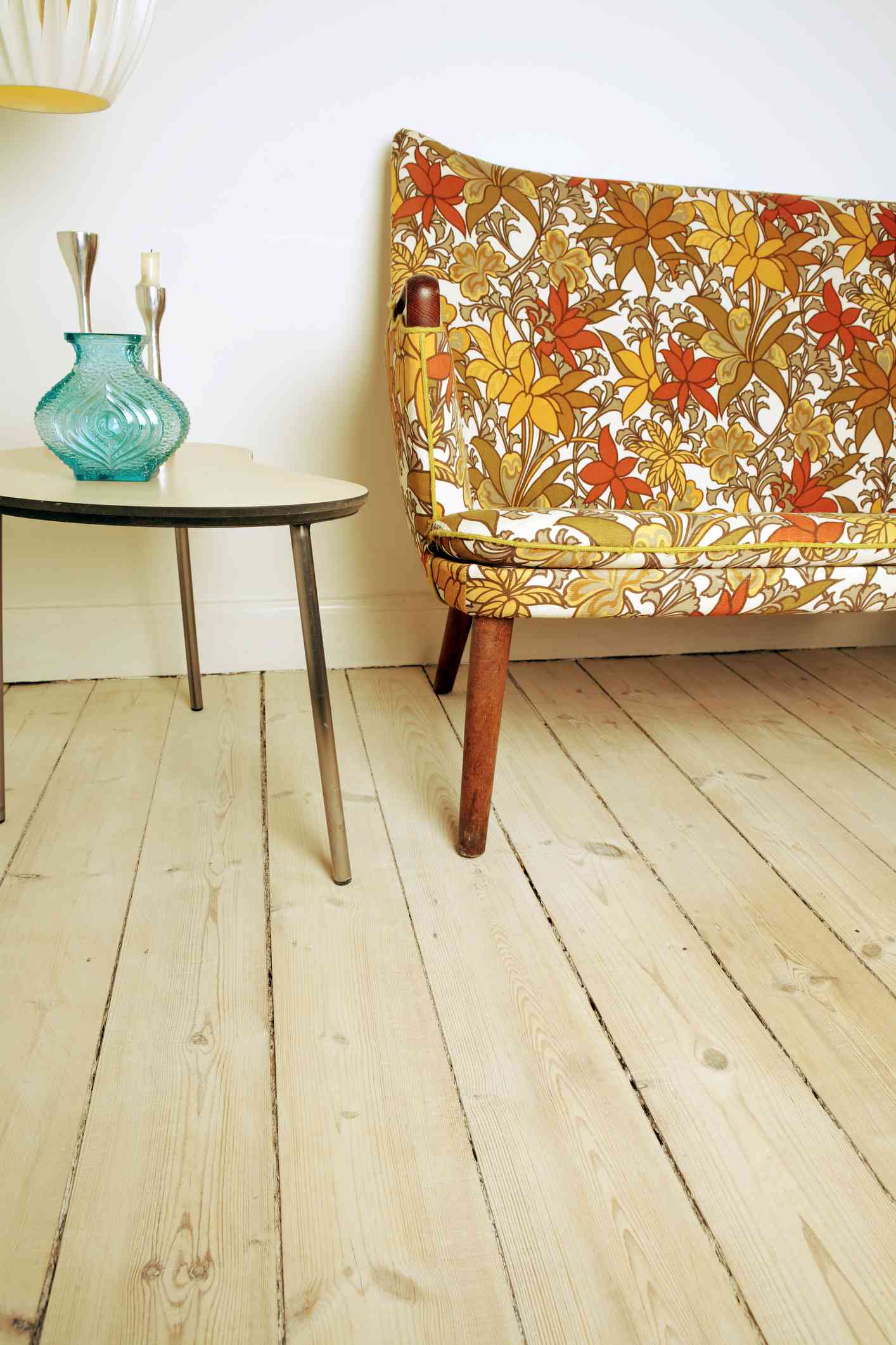 5 Dinge, die ein Designer nie aus dem Gebrauchtwarenladen kauft (und Sie sollten auch nicht) 6 Orange und gelb Vintage Blumen Sofa