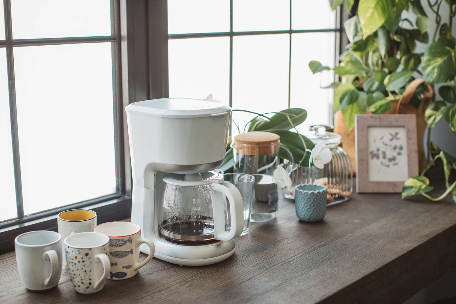 5 Dinge, die ein Designer nie aus dem Gebrauchtwarenladen kauft (und Sie sollten auch nicht) 10 Kaffeekheke mit Kaffeemaschine im Wohnzimmer.