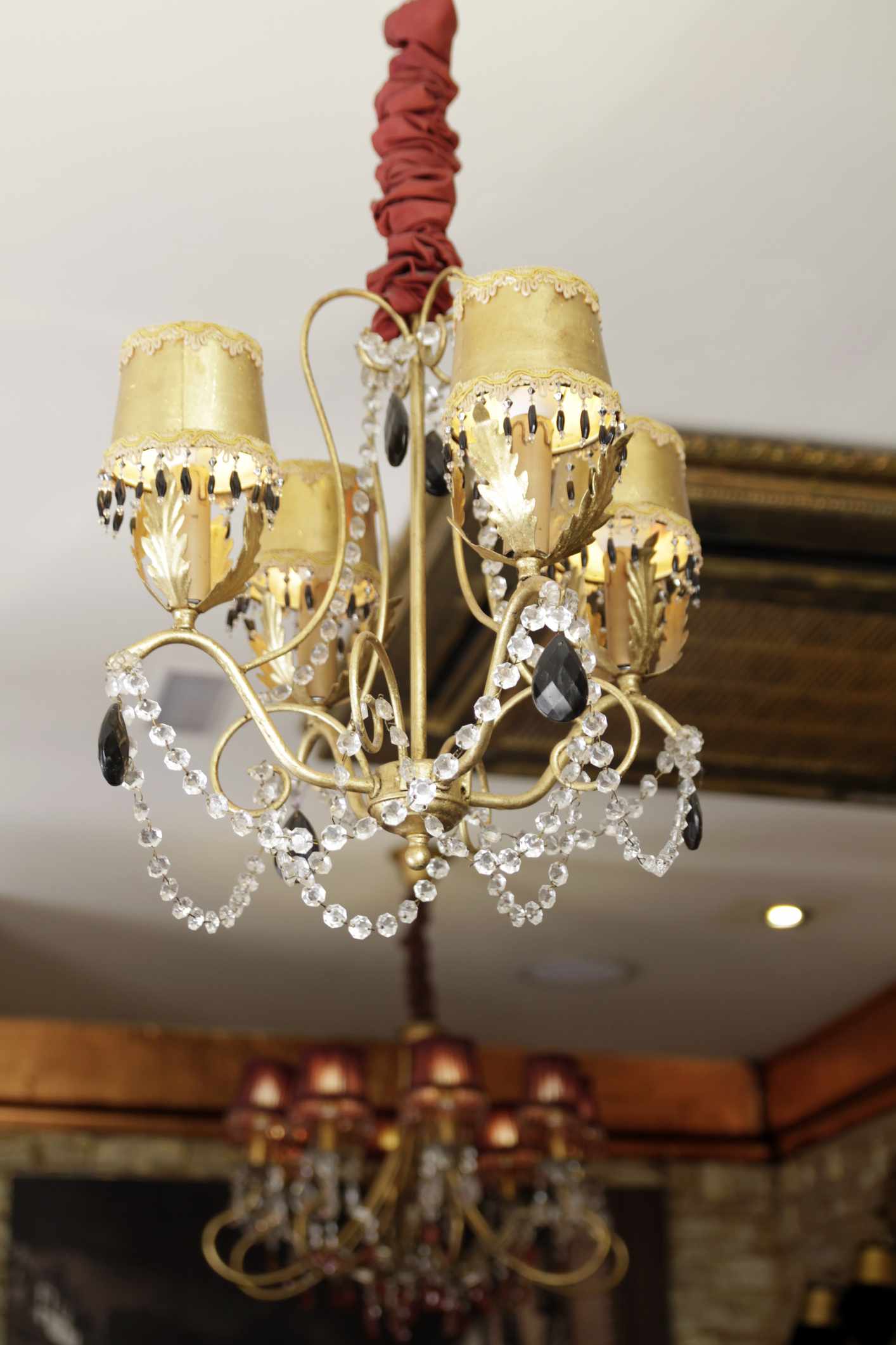 5 Dinge, die ein Designer nie aus dem Gebrauchtwarenladen kauft (und Sie sollten auch nicht) 8 Klassische elektrische Lampe, die an der Decke hängt