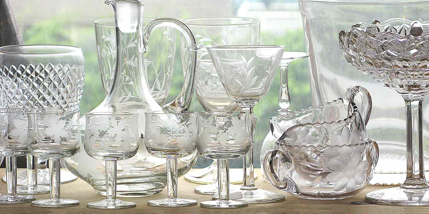 5 Dinge, die ein Designer nie aus dem Gebrauchtwarenladen kauft (und Sie sollten auch nicht) 4 Antike klare, schneiden Sie Kristallglaswaren auf einer Fensterbrille in einem Haus oder in einem Geschäft