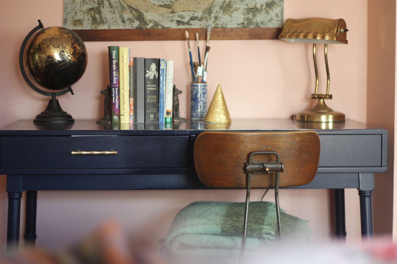 5 Dinge, die ein Designer nie aus dem Gebrauchtwarenladen kauft (und Sie sollten auch nicht) 16 Rosa Schlafzimmer mit antiken Möbeln.