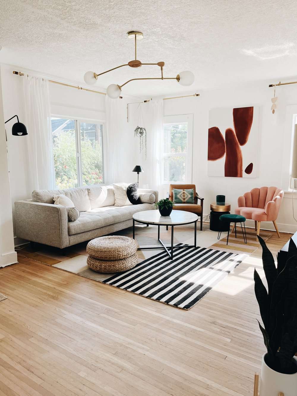 Wir haben Designer gefragt, ob Sie Vorhänge offen lassen sollten, wenn Sie weg sind, und sie haben sich nicht zurückhalten 8 Vorhänge im Wohnzimmer offen