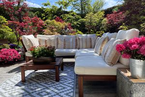 Möchten Sie den Wert Ihres Hauses erhöhen? Probieren Sie diese unterschätzte Aufgabe aus, sagen Immobilienprofis 2 Sommer -Terrasse im Freien mit weißen Möbeln und schönen Bäumen