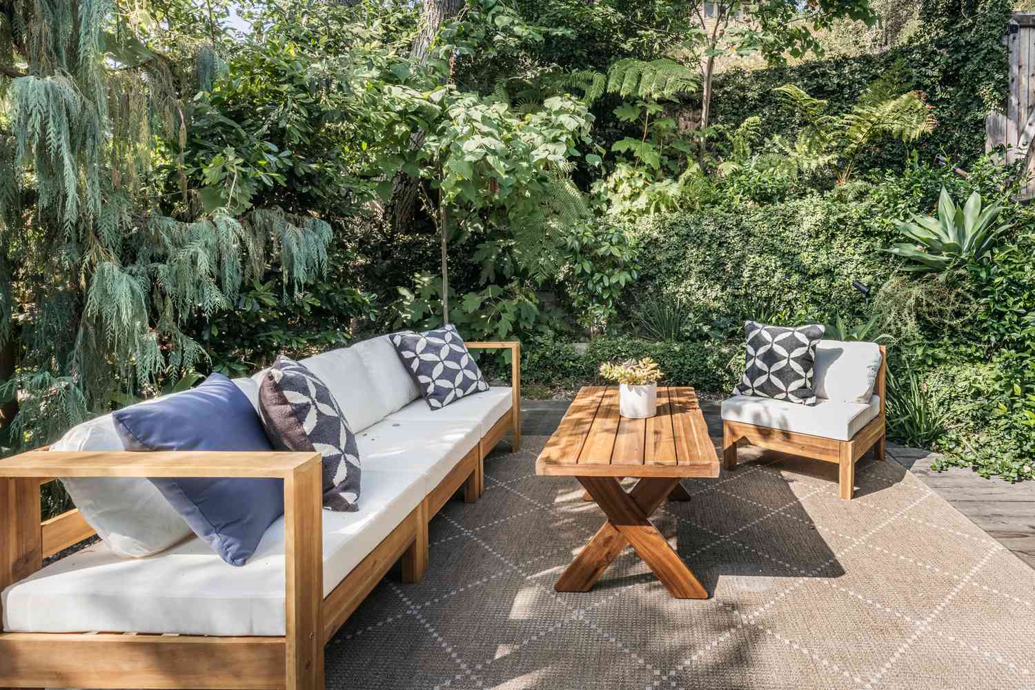 Terrassenmöbel in hellen Materialien und hellem Holz