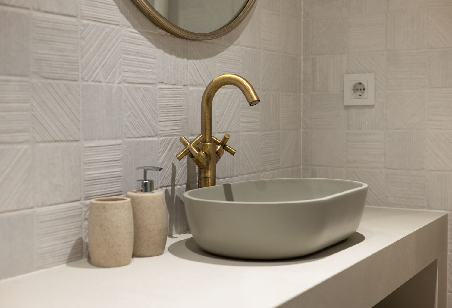 7 beliebte Design -Tipps Designer bitten Sie, dieses Jahr zu ignorieren 14 Schiffswaschbecken mit goldenem Wasserhahn
