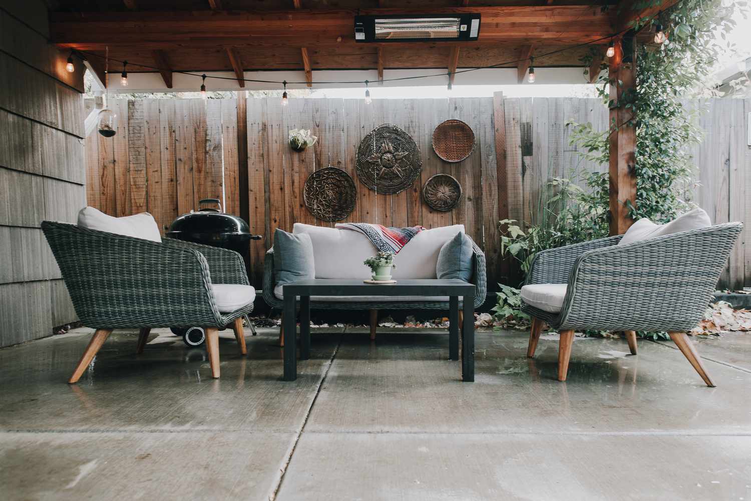 vertcail decor in an outdoor seating area