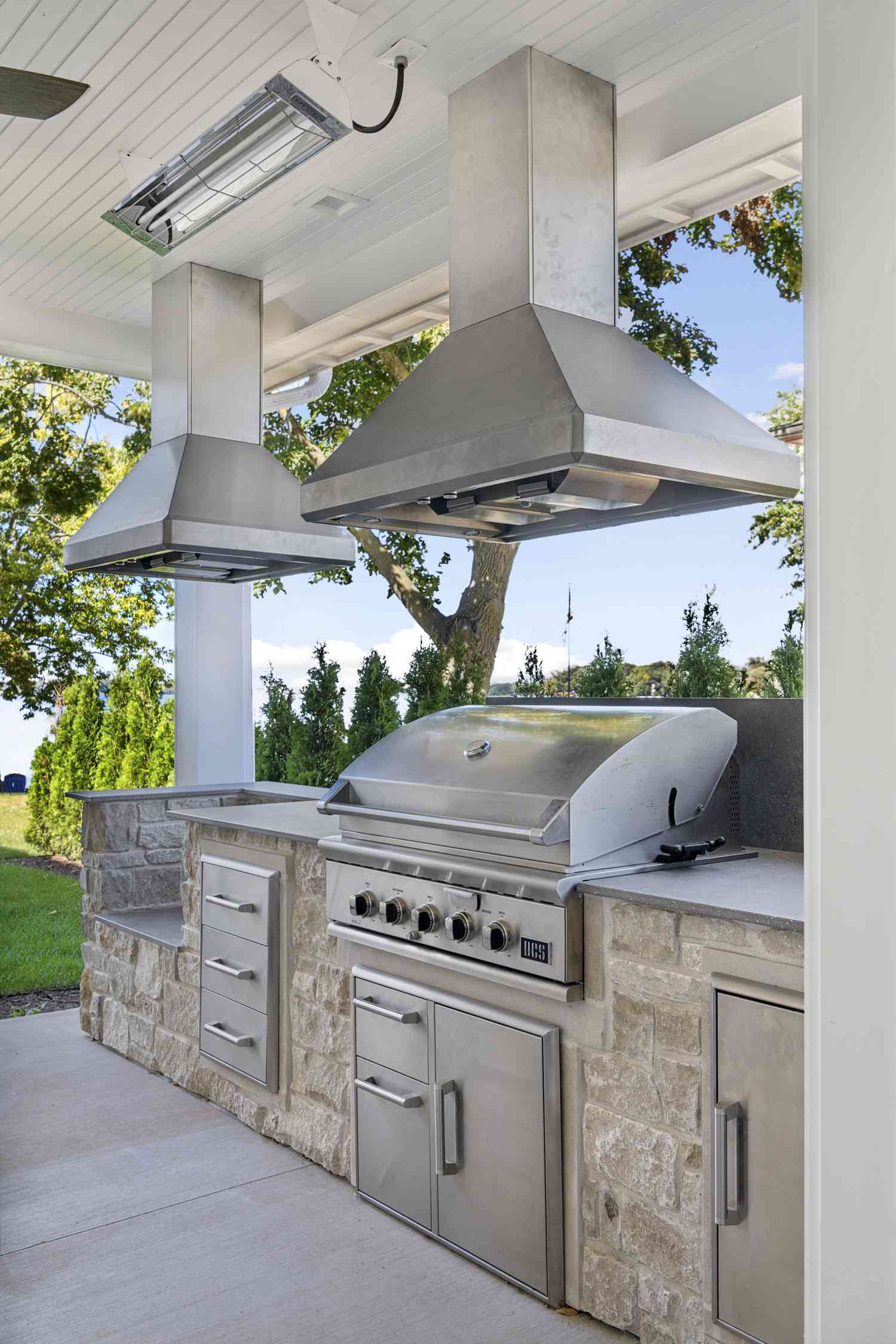 stunning outdoor kitchen 