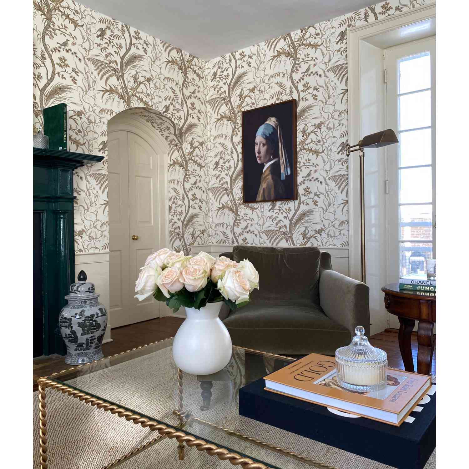 Tipps zum Styling eines Couchtischs mit Büchern und Blumen